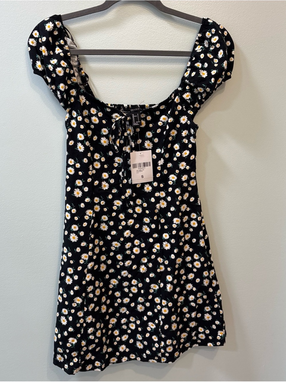 Forever 21 Black Daisy Print Puff Sleeve Mini Dress